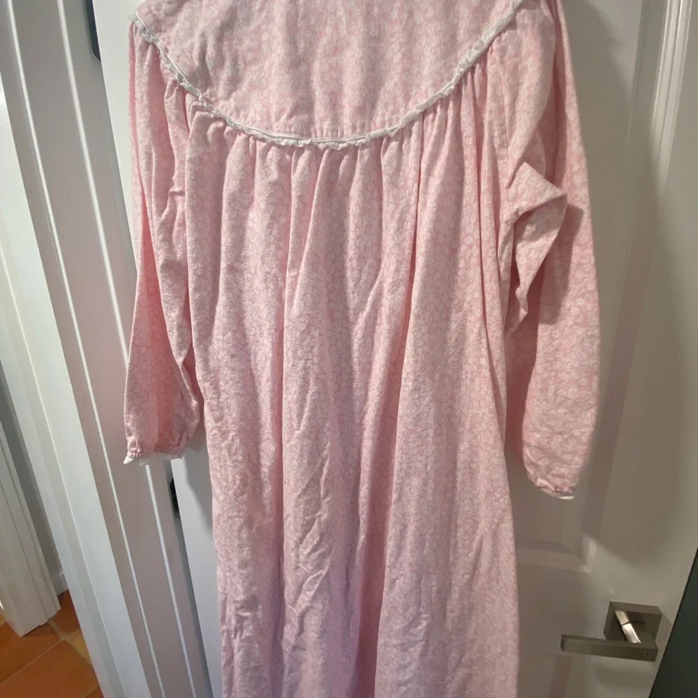 Soft Pink Vintage-Inspired Pajamas with Lace Trim - Picture 2 of 4